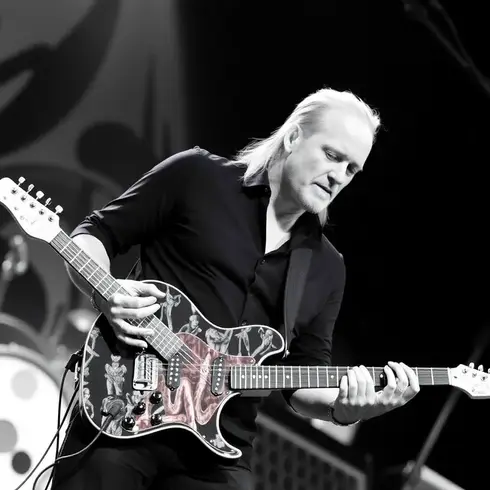 https://loudwire.com/jerry-cantrell-plays-alice-in-chains-deep-cut-2025/